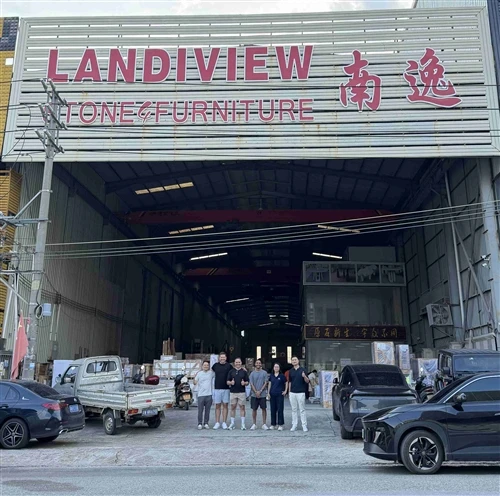 オーストラリアの顧客が Landiview Stone のカスタム石造りの洗面化粧台とキッチンアイランドを検査